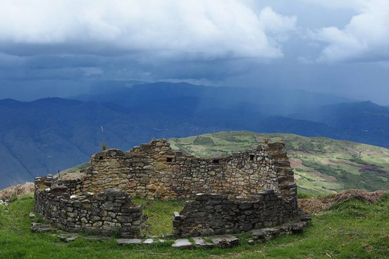 La historia del Perú abarca de manera continua más de 13 milenios de ocupación humana.